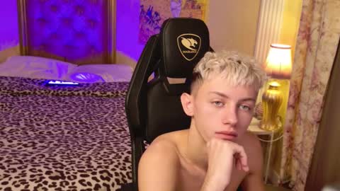 Snapshot of leonlure chatting on 10-23-25, 04:39 leonlure online show from 10-23-25, 04:39