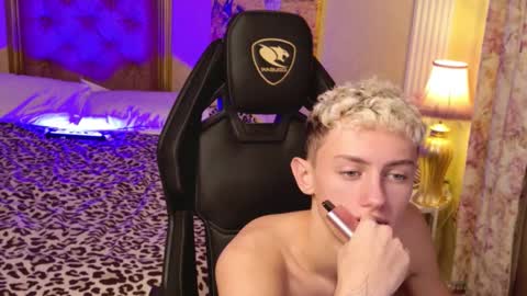 Snapshot of leonlure chatting on 10-27-25, 03:54 leonlure online show from 10-27-25, 03:54