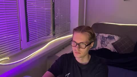 Snapshot of leonnextdoor chatting on 01-08-26, 11:45 Leon online show from 01-08-26, 11:45