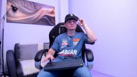 Snapshot of leoo_miller chatting on 11-14-25, 04:11 Leo online show from 11-14-25, 04:11