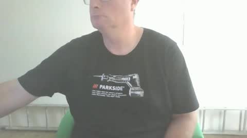 Snapshot of lerase40 chatting on 11-18-25, 09:36 homquisgode online show from 11-18-25, 09:36