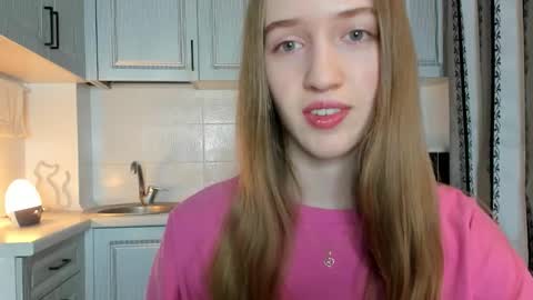 Snapshot of leslie_my_lovee chatting on 10-25-25, 02:35 LESLIE online show from 10-25-25, 02:35