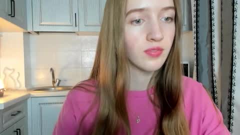 Snapshot of leslie_my_lovee chatting on 11-26-25, 04:19 LESLIE online show from 11-26-25, 04:19