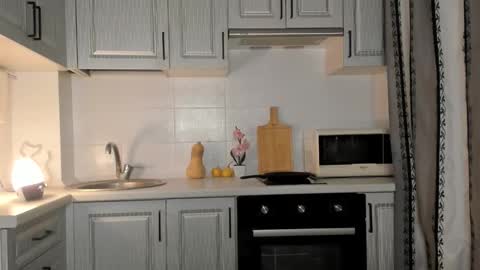 Snapshot of leslie_my_lovee chatting on 12-15-25, 05:12 LESLIE online show from 12-15-25, 05:12