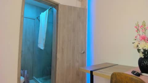 Snapshot of lesliebush chatting on 11-21-25, 08:18 LeslieBush online show from 11-21-25, 08:18