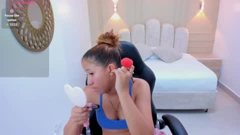 Snapshot of leslysimpson chatting on 06-27-26, 07:30 online show from 06-27-26, 07:30
