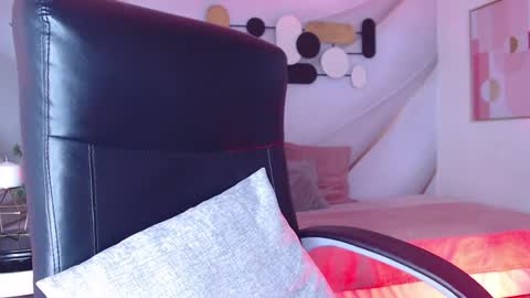 Snapshot of lessboobs_gh chatting on 12-03-24, 06:28 Less online show from 12-03-24, 06:28