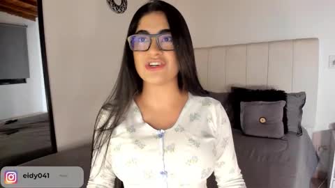 Snapshot of leticiaroldan chatting on 10-22-25, 02:01 Leticia online show from 10-22-25, 02:01