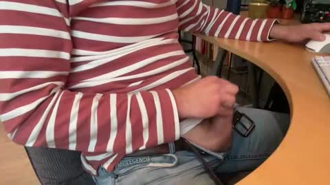 Snapshot of leukurrt chatting on 10-27-25, 07:56 leukurrt online show from 10-27-25, 07:56