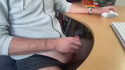 Snapshot of leukurrt chatting on 11-17-25, 10:21 leukurrt online show from 11-17-25, 10:21