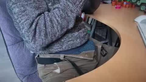 Snapshot of leukurrt chatting on 12-22-25, 12:24 leukurrt online show from 12-22-25, 12:24