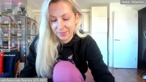 LeaVixx online show from 10-24-25, 10:44