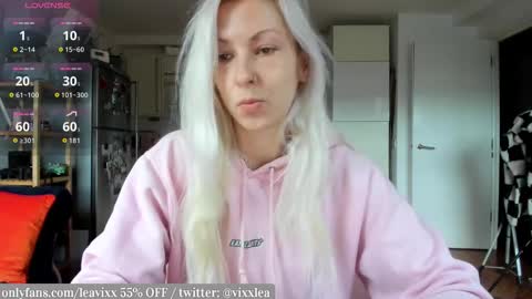 LeaVixx online show from 12-15-25, 11:03