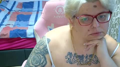 Snapshot of lexi2810 chatting on 01-15-25, 07:15 Lexi und Lex online show from 01-15-25, 07:15