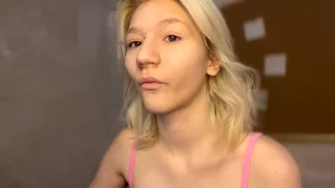 Snapshot of leyasaolee chatting on 11-12-25, 11:36 Leya online show from 11-12-25, 11:36