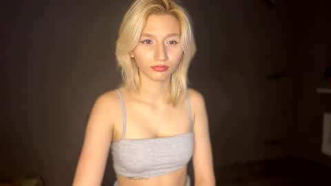 Snapshot of leyasaolee chatting on 11-27-25, 08:22 Leya online show from 11-27-25, 08:22