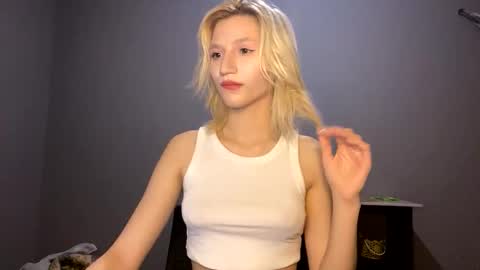 Snapshot of leyasaolee chatting on 11-29-25, 07:17 Leya online show from 11-29-25, 07:17