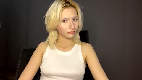 Snapshot of leyasaolee chatting on 11-30-25, 06:01 Leya online show from 11-30-25, 06:01