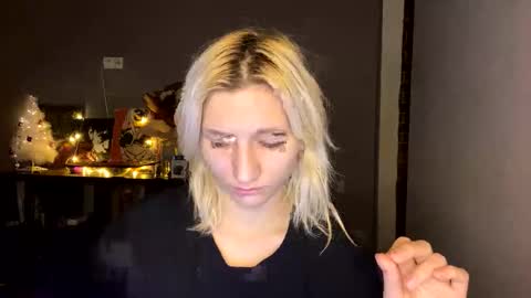 Snapshot of leyasaolee chatting on 12-14-25, 05:18 Leya online show from 12-14-25, 05:18