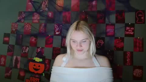 Snapshot of leyla_le chatting on 10-13-25, 06:24 Leyla online show from 10-13-25, 06:24