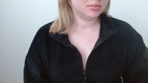 Leyla online show from 05-19-26, 05:25