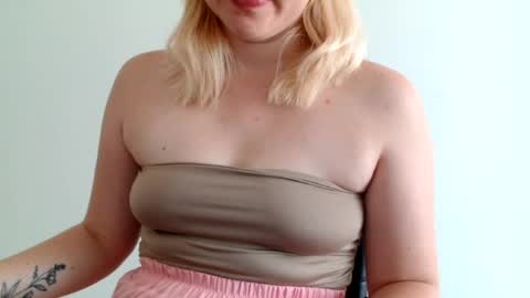 Snapshot of leyla_le chatting on 08-04-26, 05:54 Leyla online show from 08-04-26, 05:54