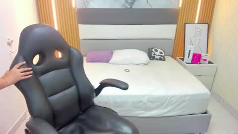 Snapshot of leynabraun chatting on 06-30-26, 12:39 online show from 06-30-26, 12:39