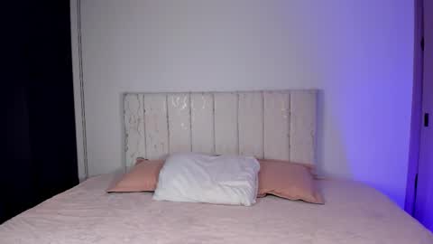 Snapshot of lia_girl2 chatting on 11-21-25, 05:06 Lia online show from 11-21-25, 05:06