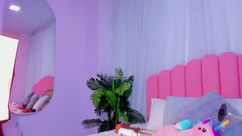 Snapshot of lia_queen18 chatting on 11-05-25, 11:10 lia_queen18 online show from 11-05-25, 11:10