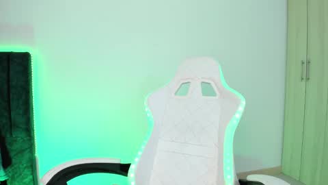 Snapshot of lia_queen610 chatting on 02-01-25, 01:34 Little Queen Lia online show from 02-01-25, 01:34