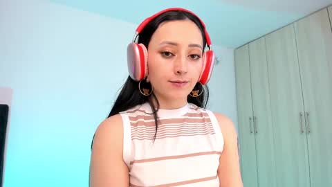 Snapshot of lia_queen610 chatting on 02-16-25, 07:38 Little Queen Lia online show from 02-16-25, 07:38