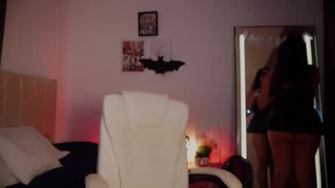 Snapshot of lia_russo_ chatting on 10-22-25, 02:28 Lia online show from 10-22-25, 02:28