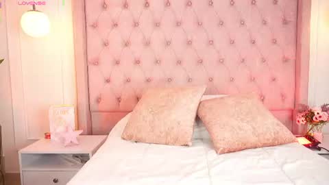 Snapshot of lia_velez_ chatting on 06-25-26, 11:37 LIA online show from 06-25-26, 11:37