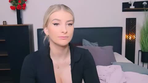 Snapshot of liabeninix chatting on 02-23-26, 01:30 Lia online show from 02-23-26, 01:30