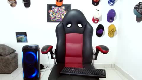 Snapshot of liam_andres12 chatting on 05-17-26, 09:44 Andres online show from 05-17-26, 09:44