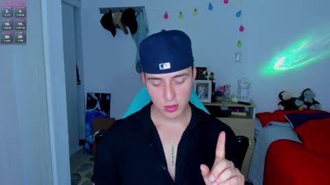 Snapshot of liam_oficial chatting on 01-21-25, 04:32 liam online show from 01-21-25, 04:32