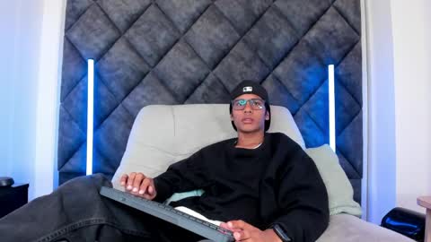 Liam twink big dick online show from 05-12-26, 11:51