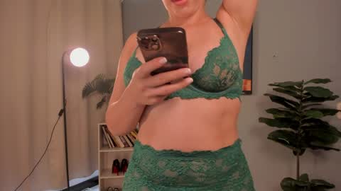 Snapshot of liapearce chatting on 06-02-26, 06:10 Lia online show from 06-02-26, 06:10