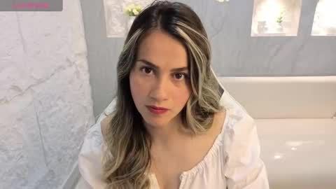 Snapshot of liat_white_tx chatting on 09-17-25, 01:02 Online 800 to 1400 online show from 09-17-25, 01:02