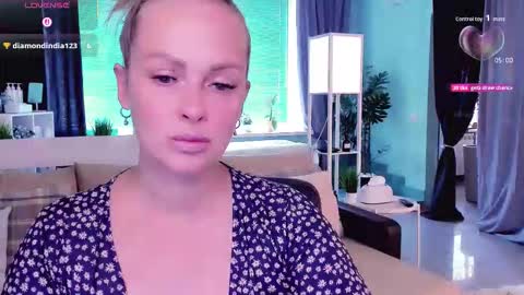 Snapshot of libby_nora chatting on 09-14-25, 09:19 Libby online show from 09-14-25, 09:19