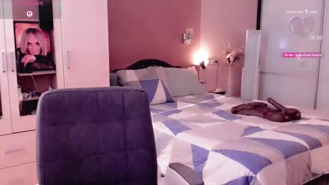 Snapshot of libby_nora chatting on 09-30-25, 11:15 Libby online show from 09-30-25, 11:15