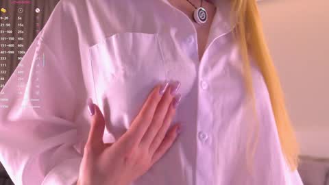 Elena online show from 11-18-25, 03:27