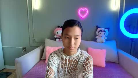 Lihn Pham online show from 11-30-25, 03:32