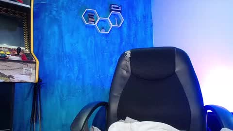 Snapshot of liiaam_lee_ chatting on 01-12-25, 04:08 Daniel online show from 01-12-25, 04:08