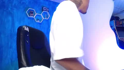 Snapshot of liiaam_lee_ chatting on 02-11-25, 01:30 Daniel online show from 02-11-25, 01:30