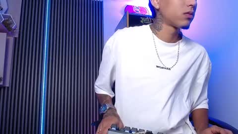 Snapshot of liiaam_lee_ chatting on 03-04-25, 01:59 Daniel online show from 03-04-25, 01:59