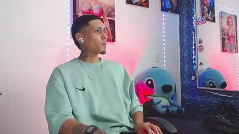 Snapshot of liiaam_lee_ chatting on 10-28-25, 02:42 Daniel online show from 10-28-25, 02:42