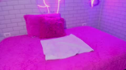 Snapshot of liily_hot chatting on 12-21-24, 11:45 LIILY online show from 12-21-24, 11:45