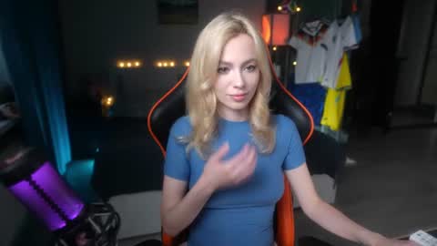 Snapshot of like_pie chatting on 06-24-26, 04:06 Ilona 3 OF online show from 06-24-26, 04:06