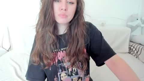 Snapshot of lil_foxy999 chatting on 06-23-26, 01:42 Alisa online show from 06-23-26, 01:42